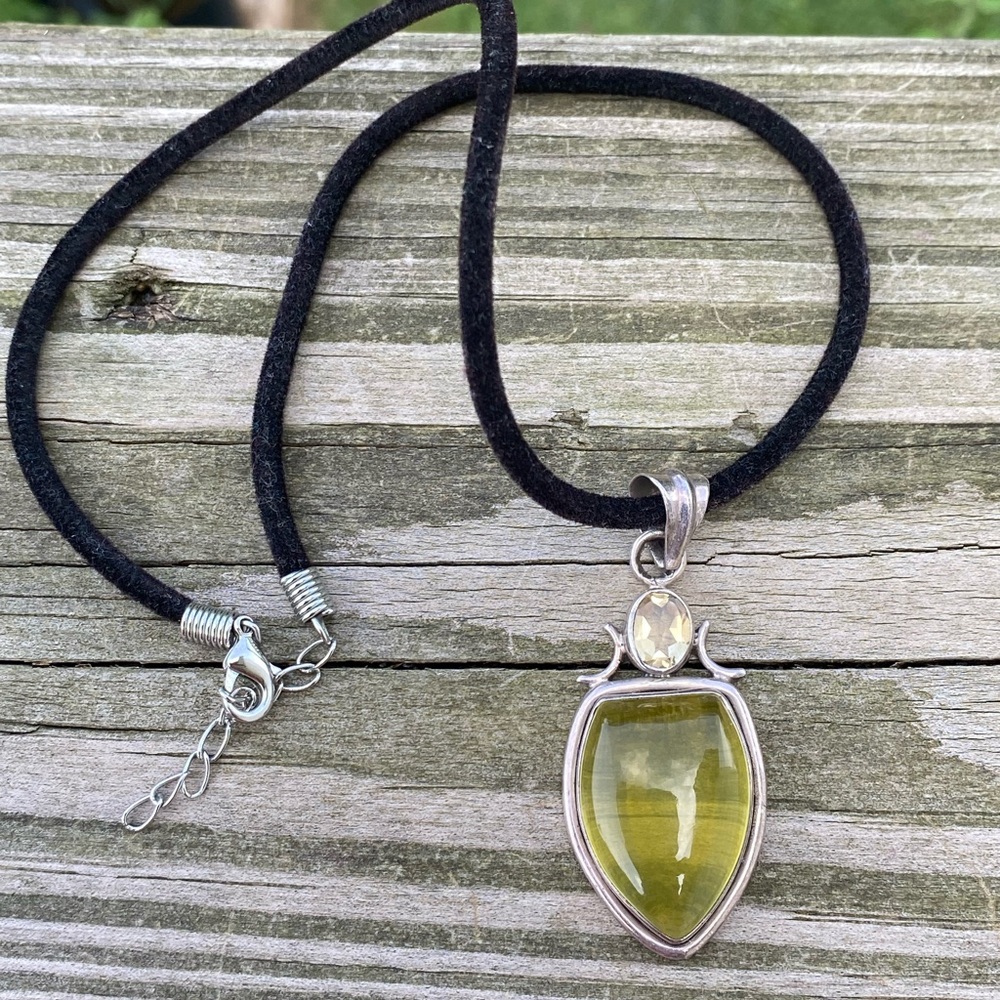 SOLD💲Citrine & glass .925 Sterling Silver triple moon goddess necklace on velvet - Picture 8 of 8